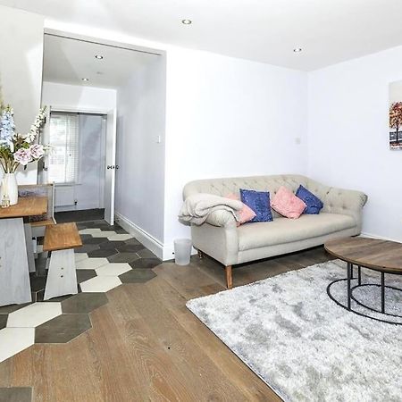 Lovely 2-Bed In Windsor Free Parking, 1 Mile From Legoland 外观 照片