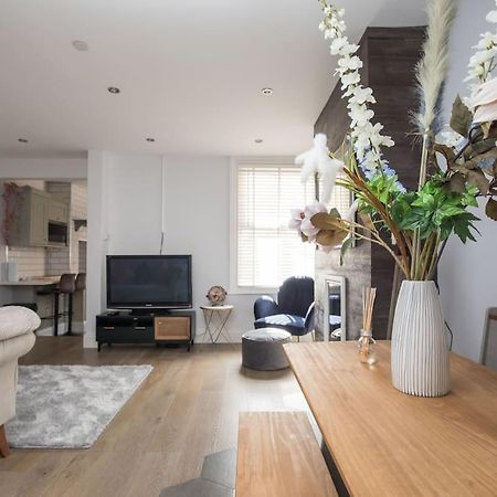 Lovely 2-Bed In Windsor Free Parking, 1 Mile From Legoland 外观 照片
