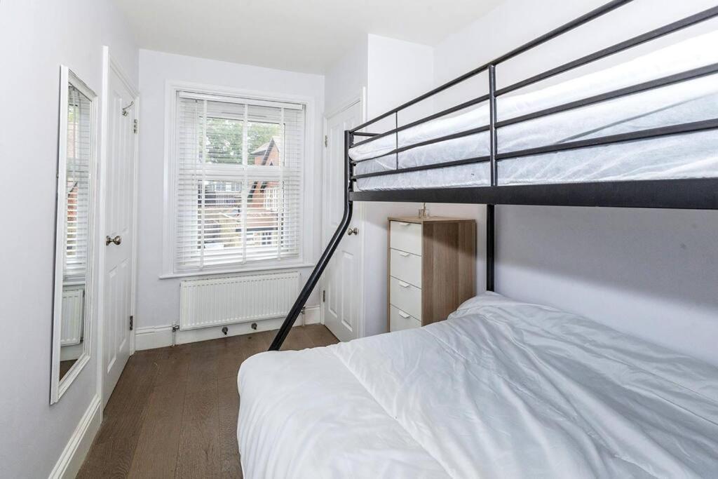 Lovely 2-Bed In Windsor Free Parking, 1 Mile From Legoland 外观 照片