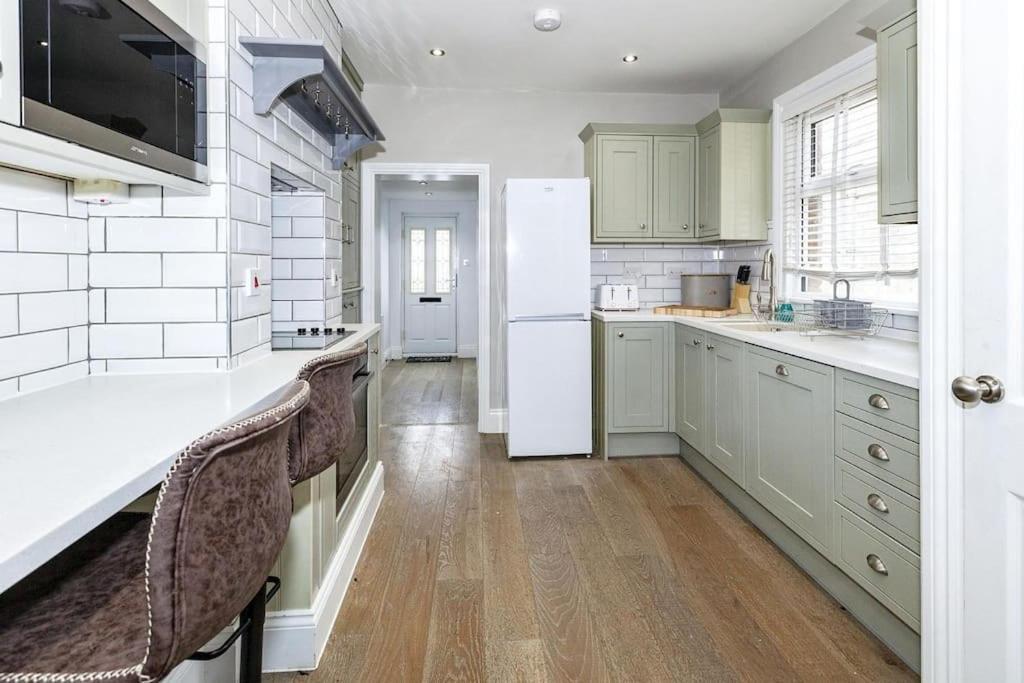 Lovely 2-Bed In Windsor Free Parking, 1 Mile From Legoland 外观 照片
