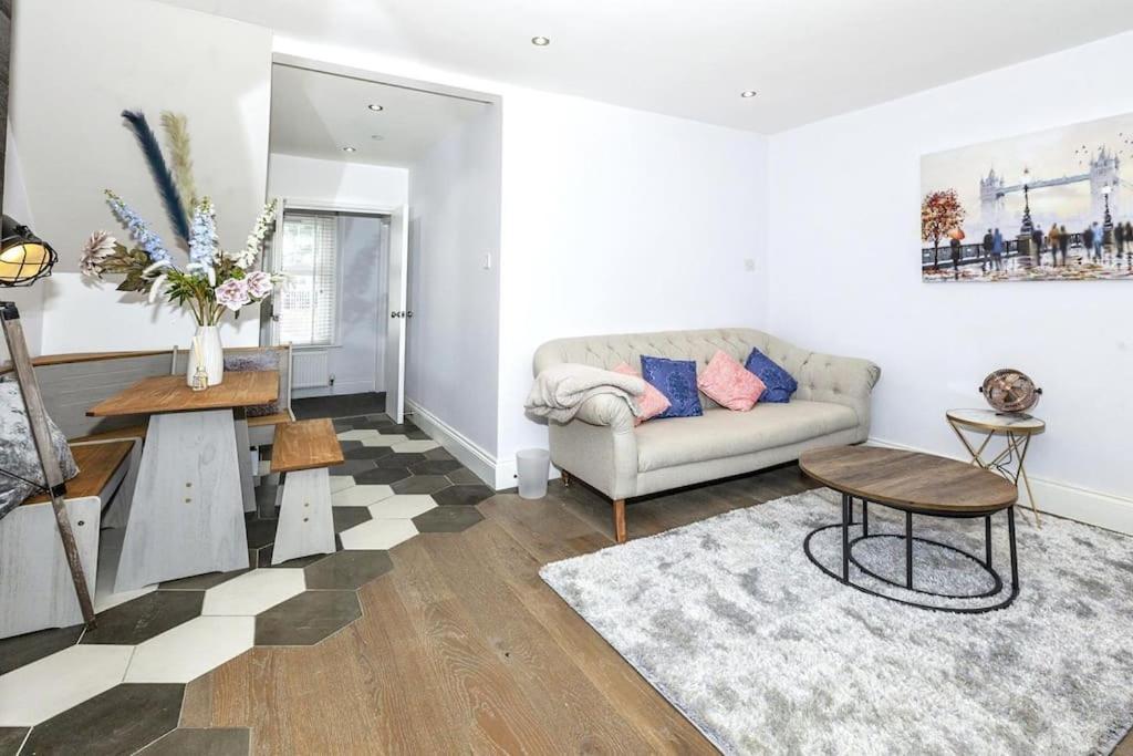 Lovely 2-Bed In Windsor Free Parking, 1 Mile From Legoland 外观 照片