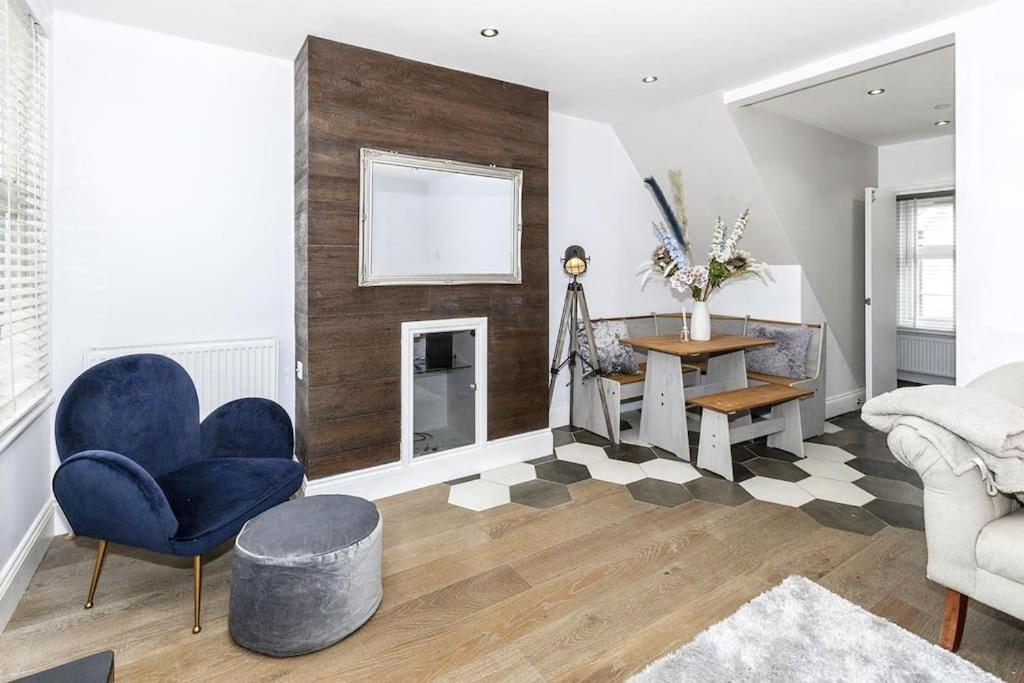 Lovely 2-Bed In Windsor Free Parking, 1 Mile From Legoland 外观 照片