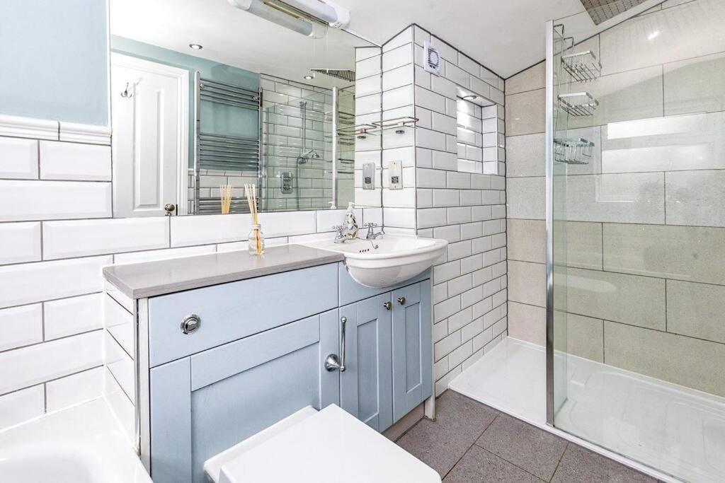 Lovely 2-Bed In Windsor Free Parking, 1 Mile From Legoland 外观 照片