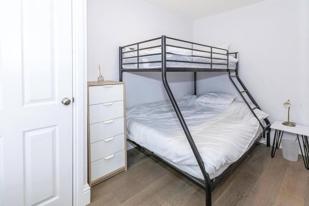 Lovely 2-Bed In Windsor Free Parking, 1 Mile From Legoland 外观 照片
